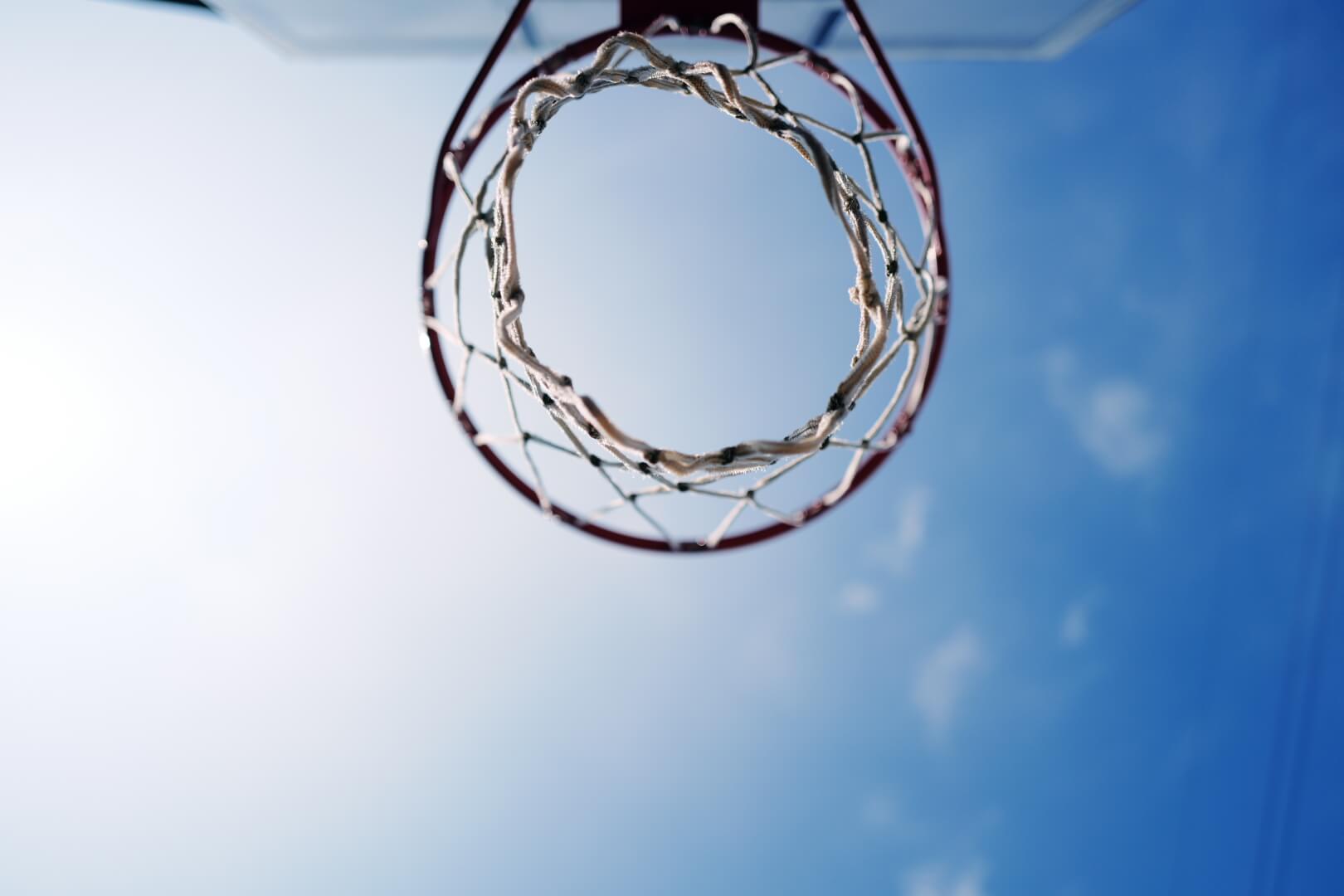下から見上げたバスケットゴールのシルエット