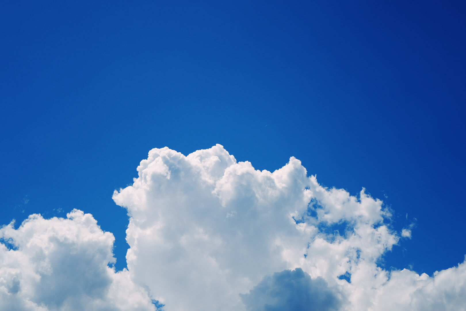 夏の昼間に広がる入道雲のクローズアップ