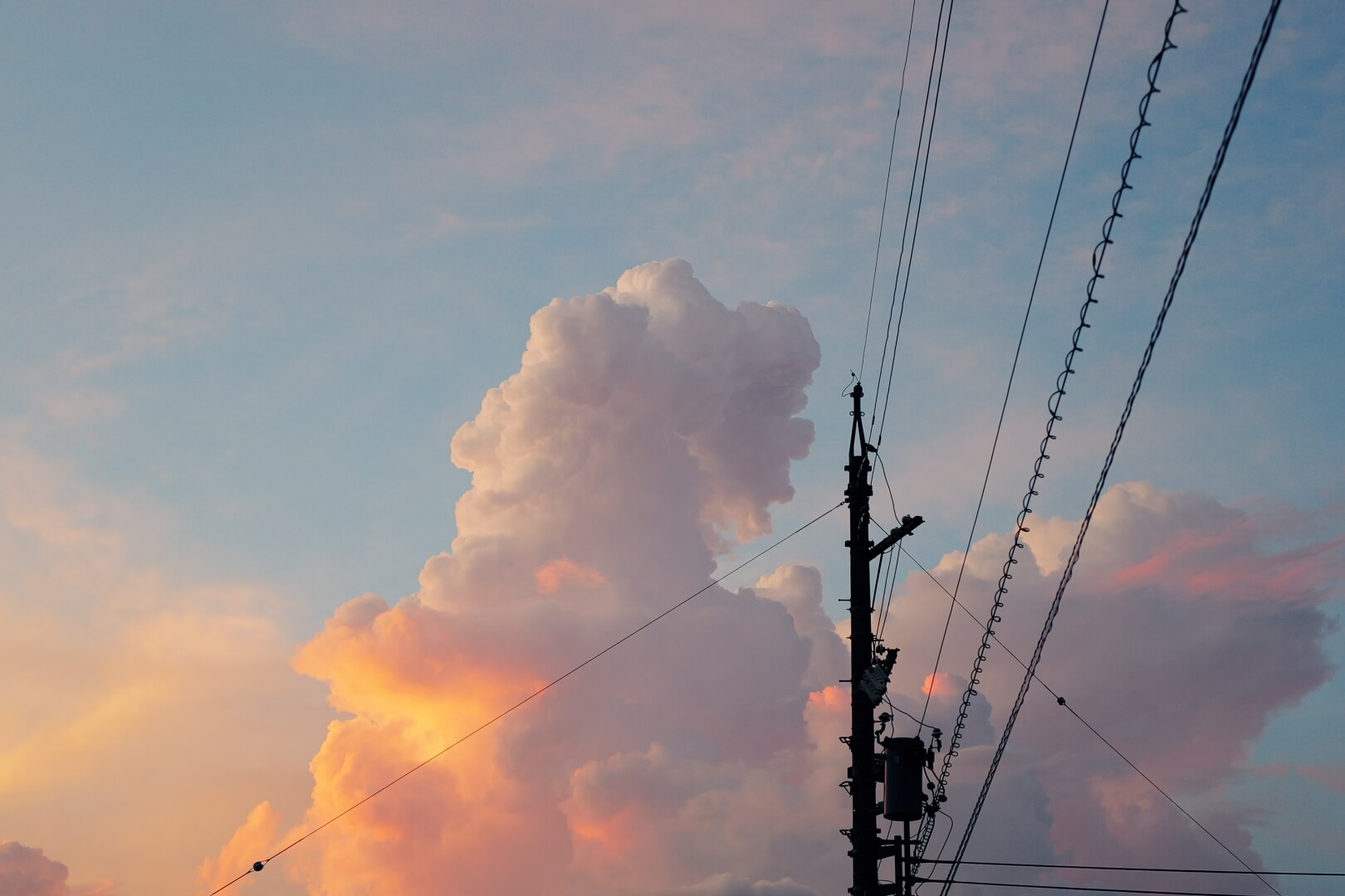電柱越しに見上げる夕方の入道雲