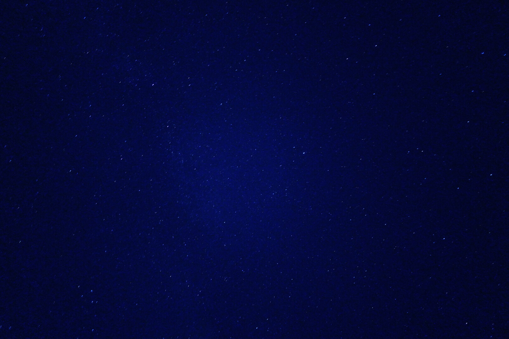 星のない暗い夜空の写真