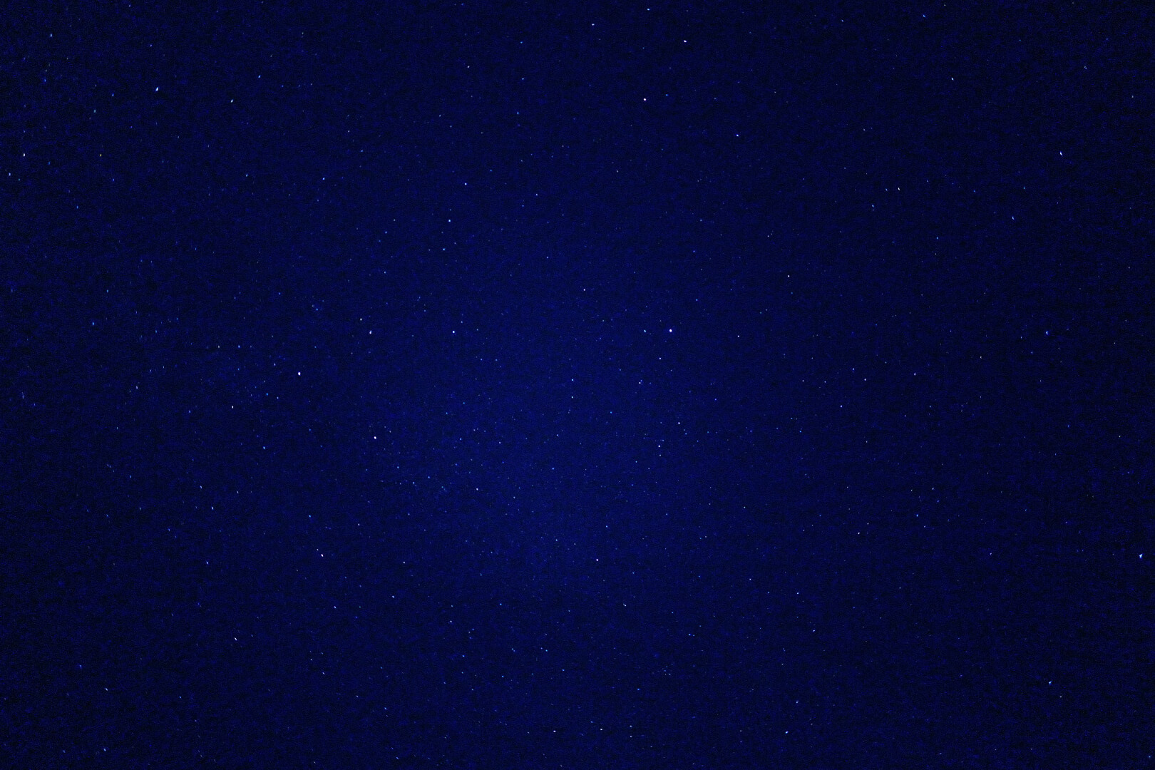 暗闇の中に広がる夜空