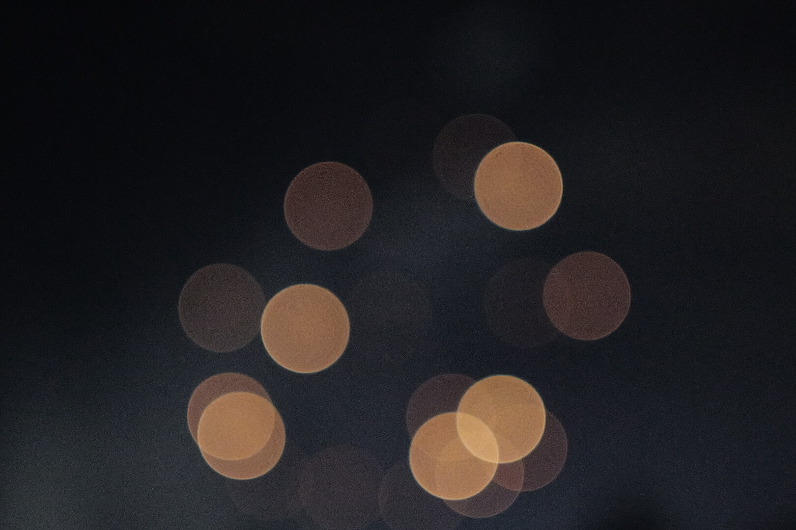 夜空に広がる花火の光を近くで捉えた写真