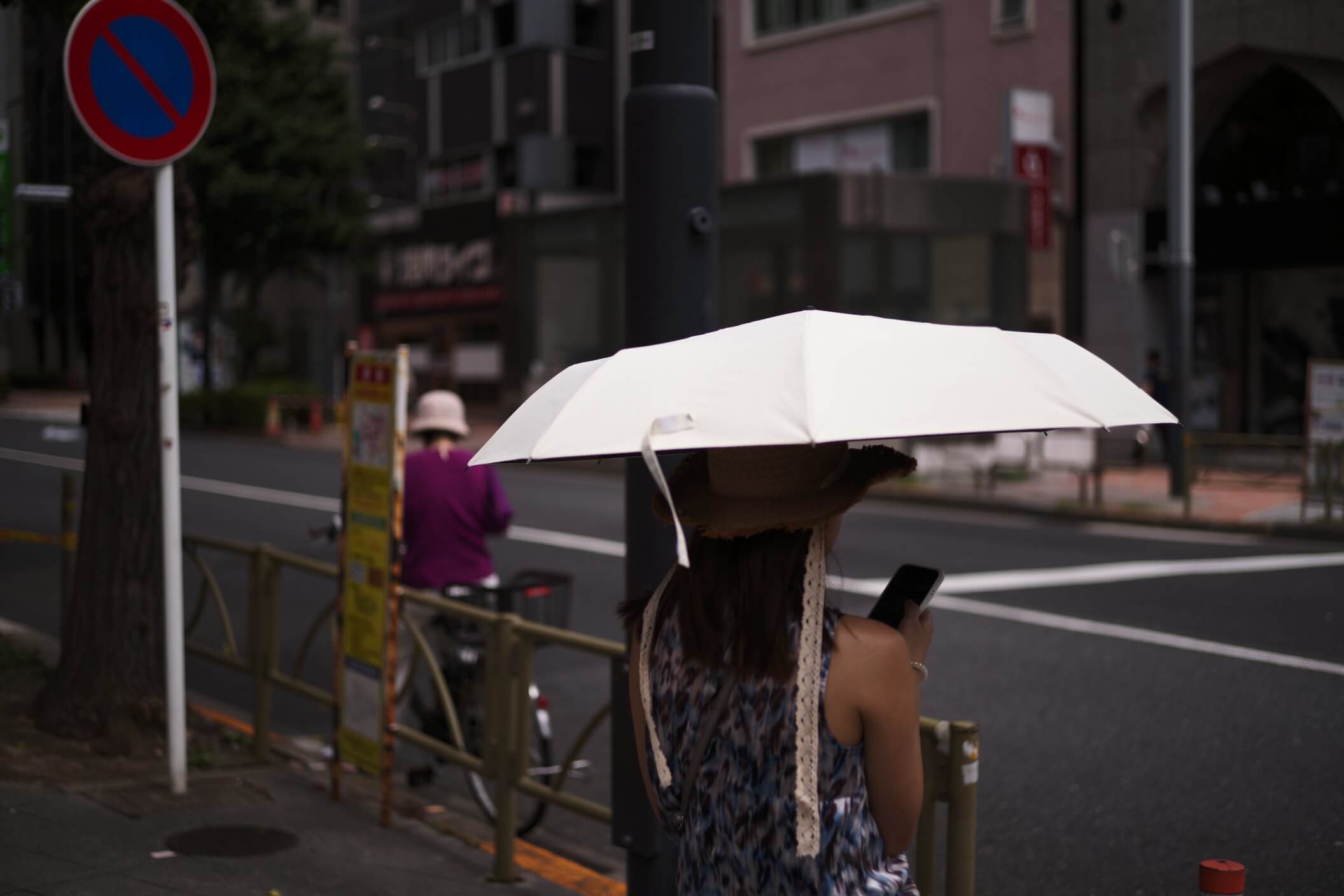 夜空にいくつもの花火が浮かび、静かな街を照らしている情景