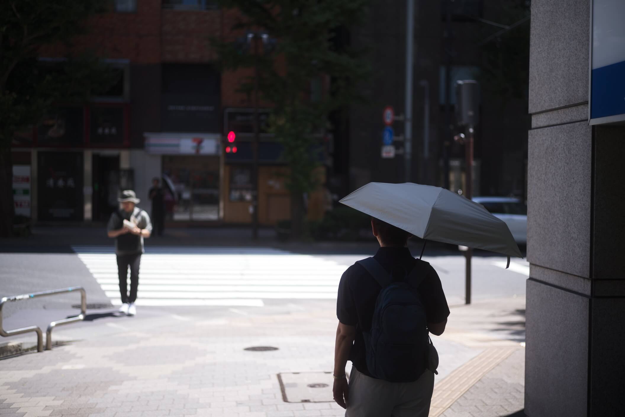 花火の光がやさしくにじむ夏の夜の風景